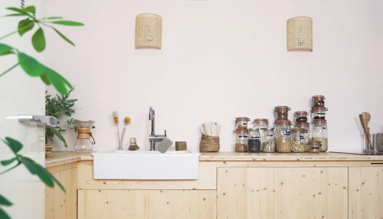 Cuisine écologique inspirante avec ustensiles durables, bocaux d'épices, plantes et bois.