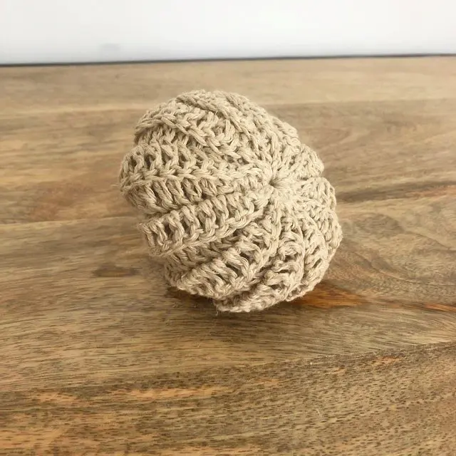 Éponge Tawashi réutilisable en coton crocheté, coloris naturels, alternative écologique aux éponges jetables.